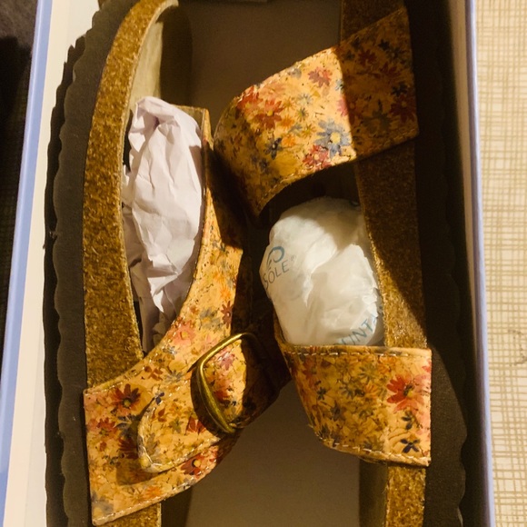 Sandals - Picture 4 of 7